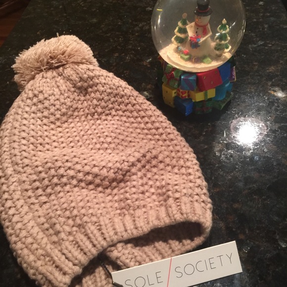 Sole Society Accessories - NWT BLUSH-COLOR SOLE SOCIETY KNIT BEANIE WITH POM